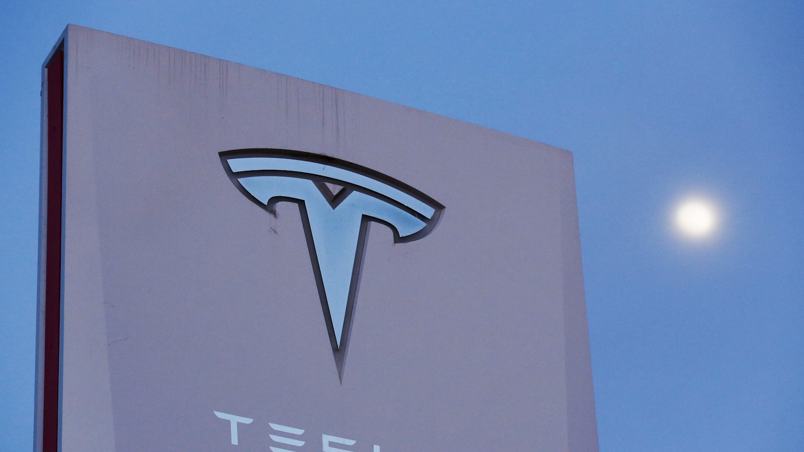 cheats/2016/06/30/driver-killed-in-self-driving-car-crash/160701-tesla-car-cheat_b1oxyc