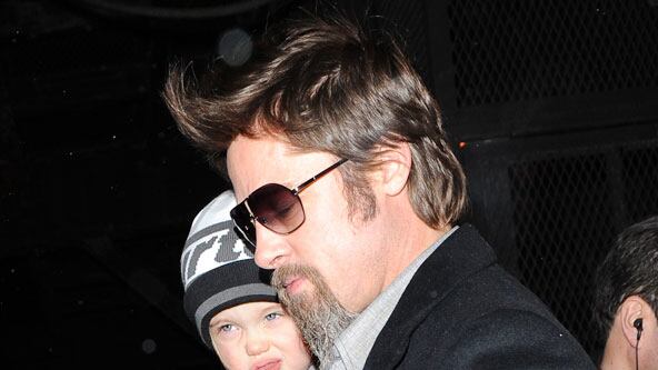 cheats/2010/01/04/brangelina-hits-broadway/sx-top--pitt-mary-poppins_ayupjt