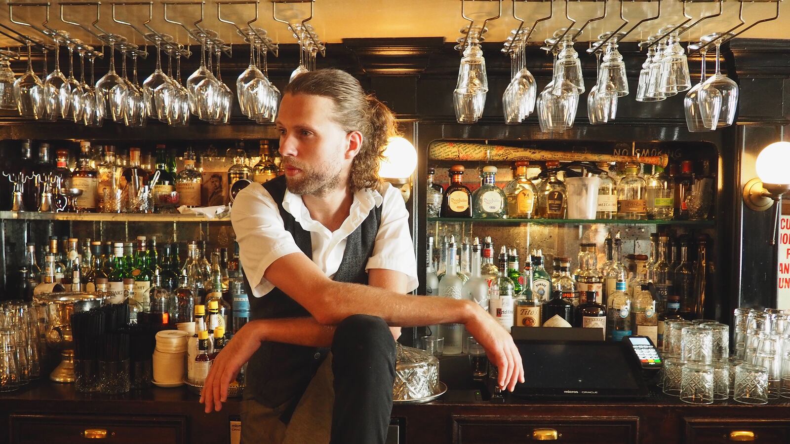 181011-half-full-Antanas-Samkus-tease_qhoika