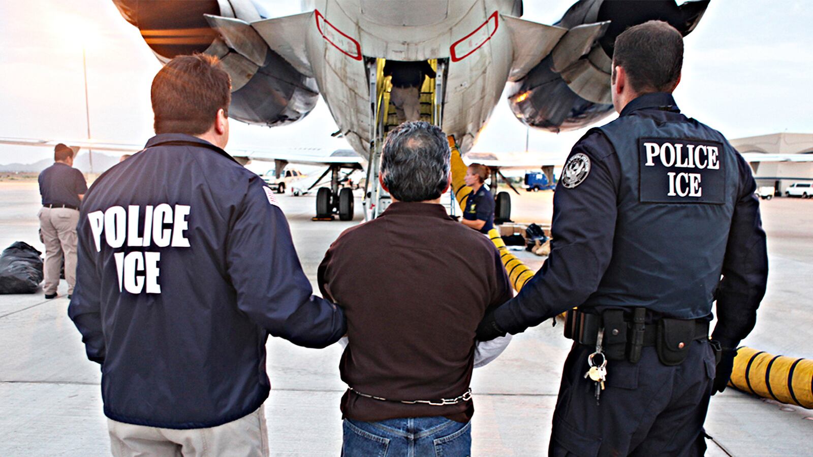 articles/2017/02/11/trump-s-deportation-force-begins-raids-on-undocumented-immigrants/170210-woodruff-ICE-deportation-force-tease_wupoj3