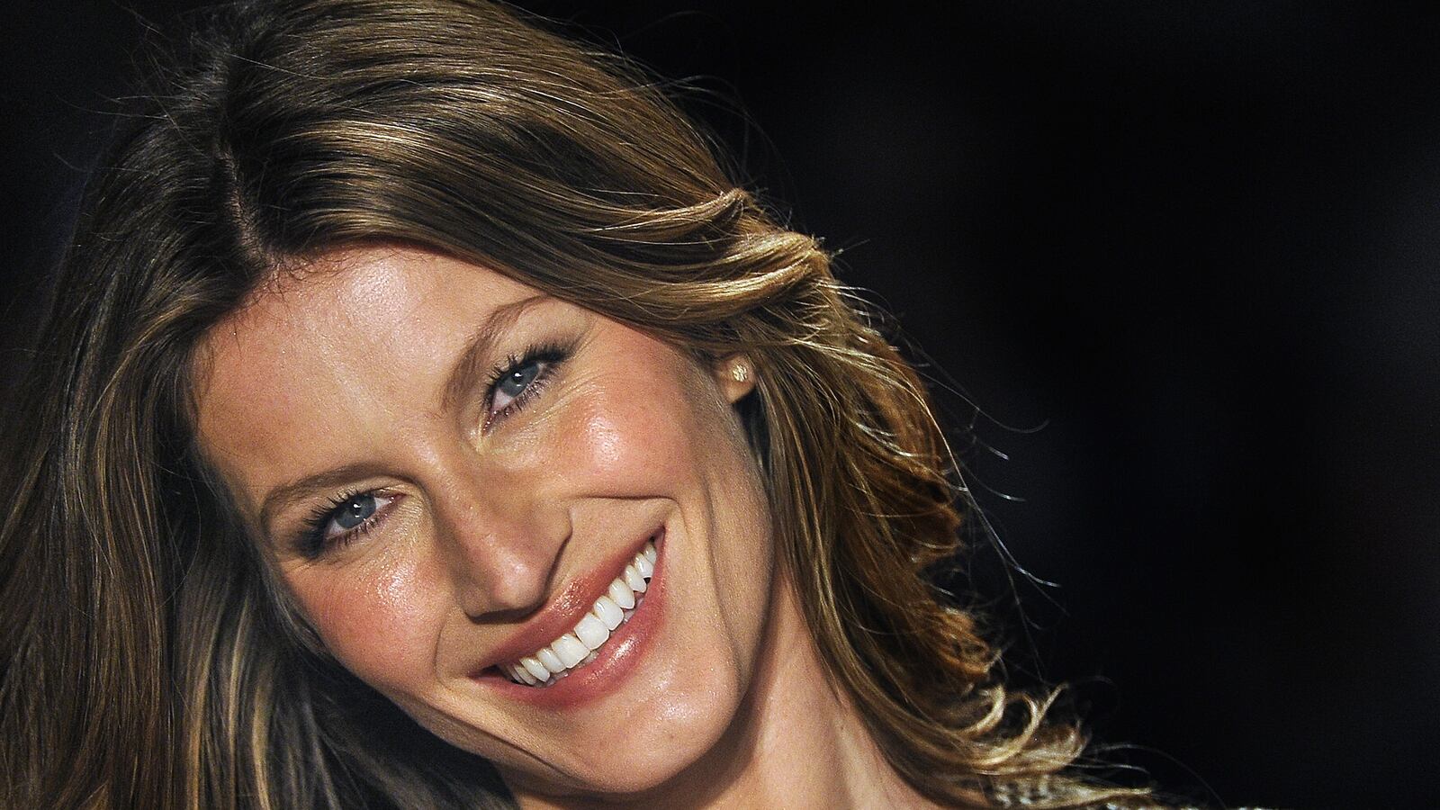 articles/2014/06/16/gisele-bundchen-to-present-world-cup-trophy-malia-obama-lands-gig-working-for-steven-spielberg/140120-goff-bundchen-tease_mlb3s3