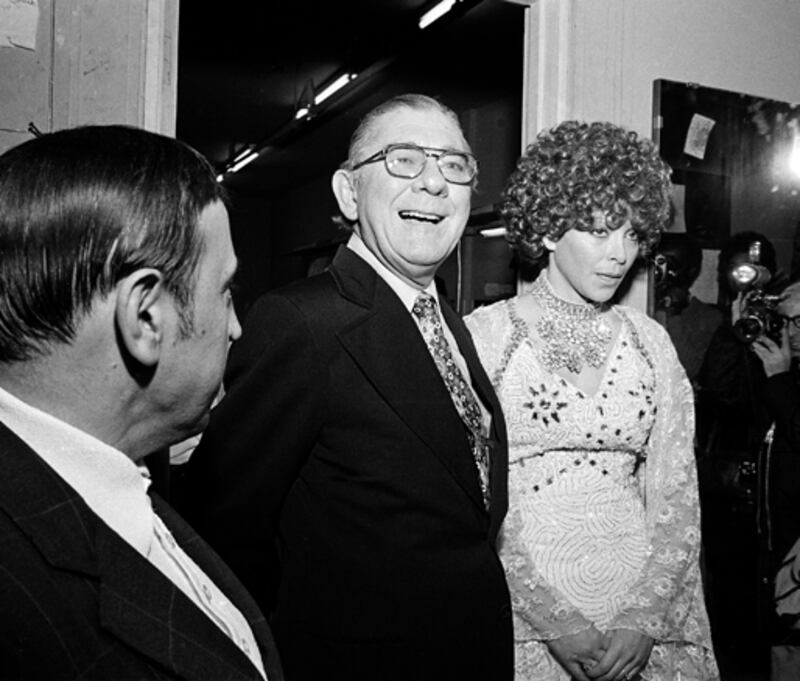 galleries/2010/11/04/boozy-politicians/politicians-drinking---mills_tevbax