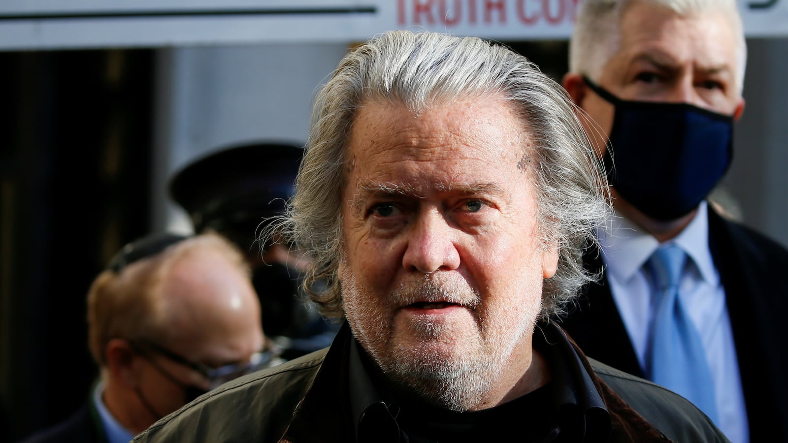 2021-11-15T194555Z_388797919_RC23VQ9J9QHL_RTRMADP_3_USA-CAPITOL-SECURITY-BANNON_fnxhfu