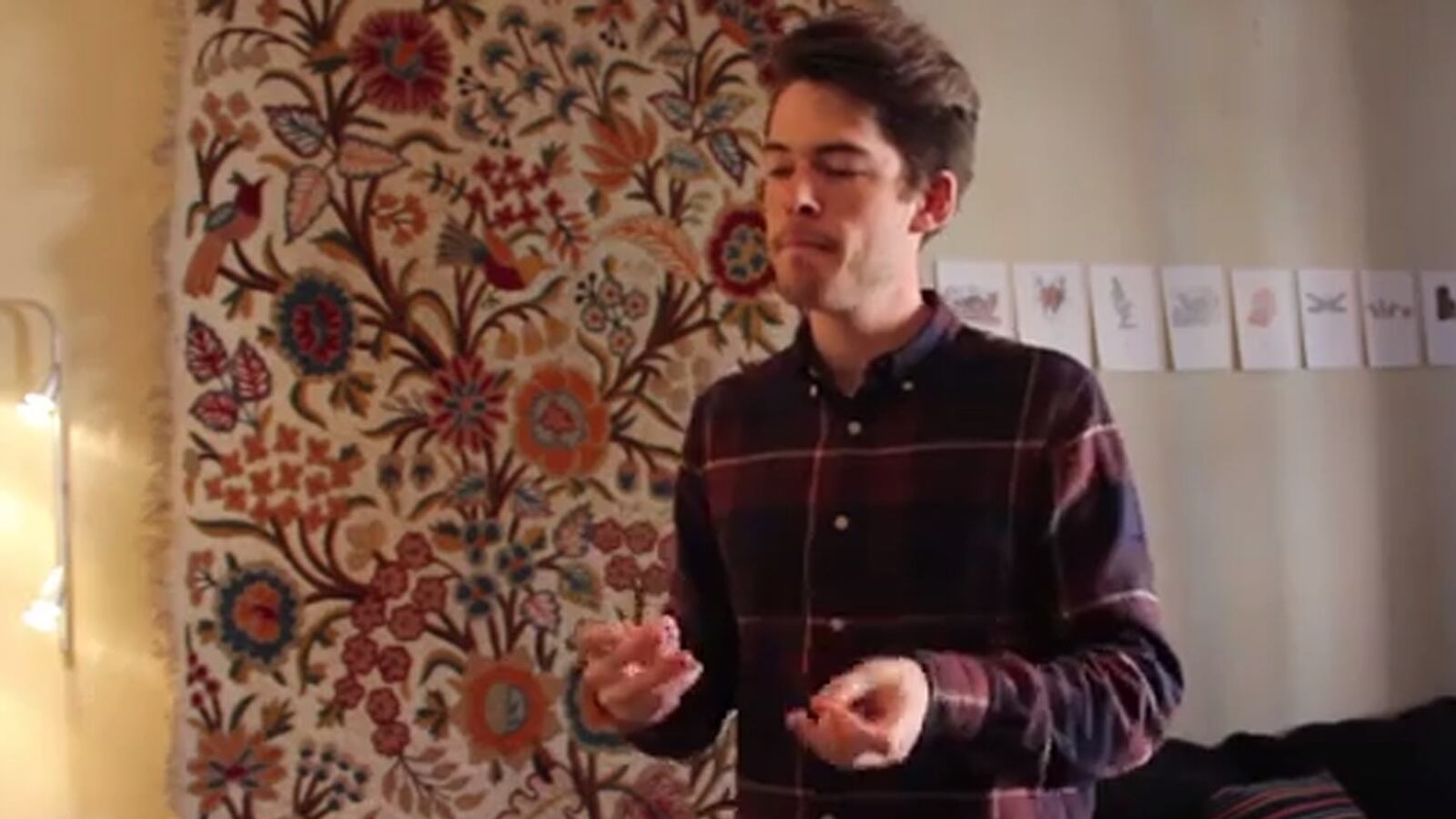 articles/2014/04/24/viral-vid-fingersnapping-super-mario/140424-viralvid-snapping_qxmo6b