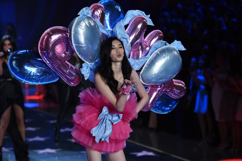 galleries/2015/11/11/the-2015-victoria-s-secret-fashion-show-angels-kardashians-panties-oh-my/151110-victoria-secret-show-07_gluemt