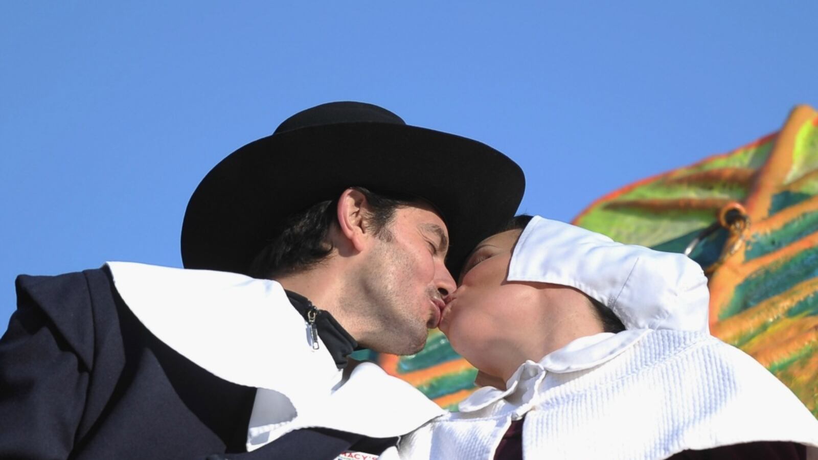 cheats/2012/11/17/macy-s-donates-parade-tickets/macys-parade-cheat_o06rlk