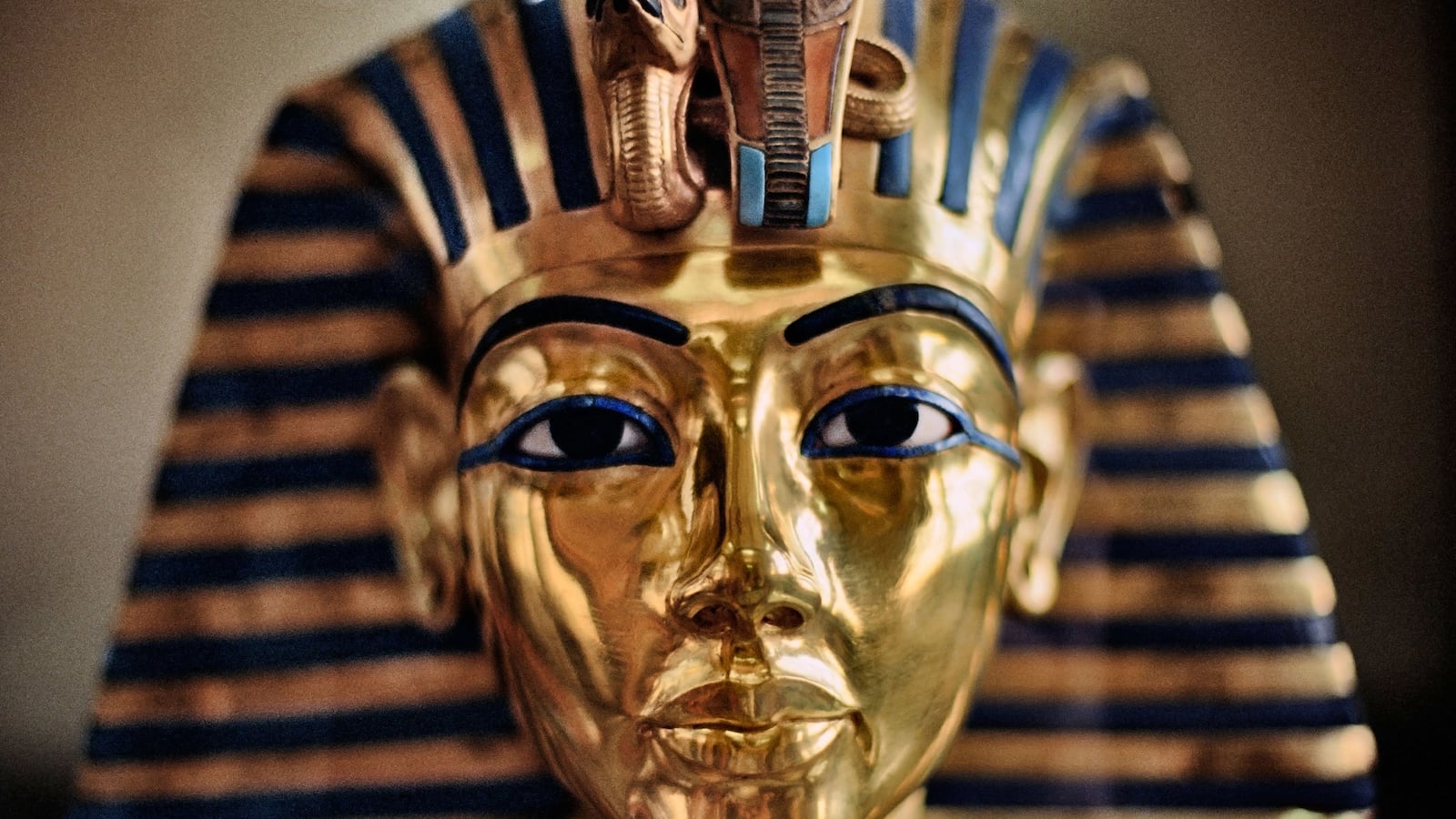 articles/2016/06/04/the-daggers-cooler-than-king-tut-s/160603-romm-king-tut-tease_otgsmj