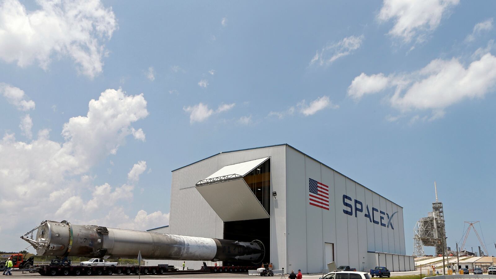 cheats/2016/06/15/spacex-rocket-crashes-during-landing/160615-spacex-crash-cheat_rsuojr