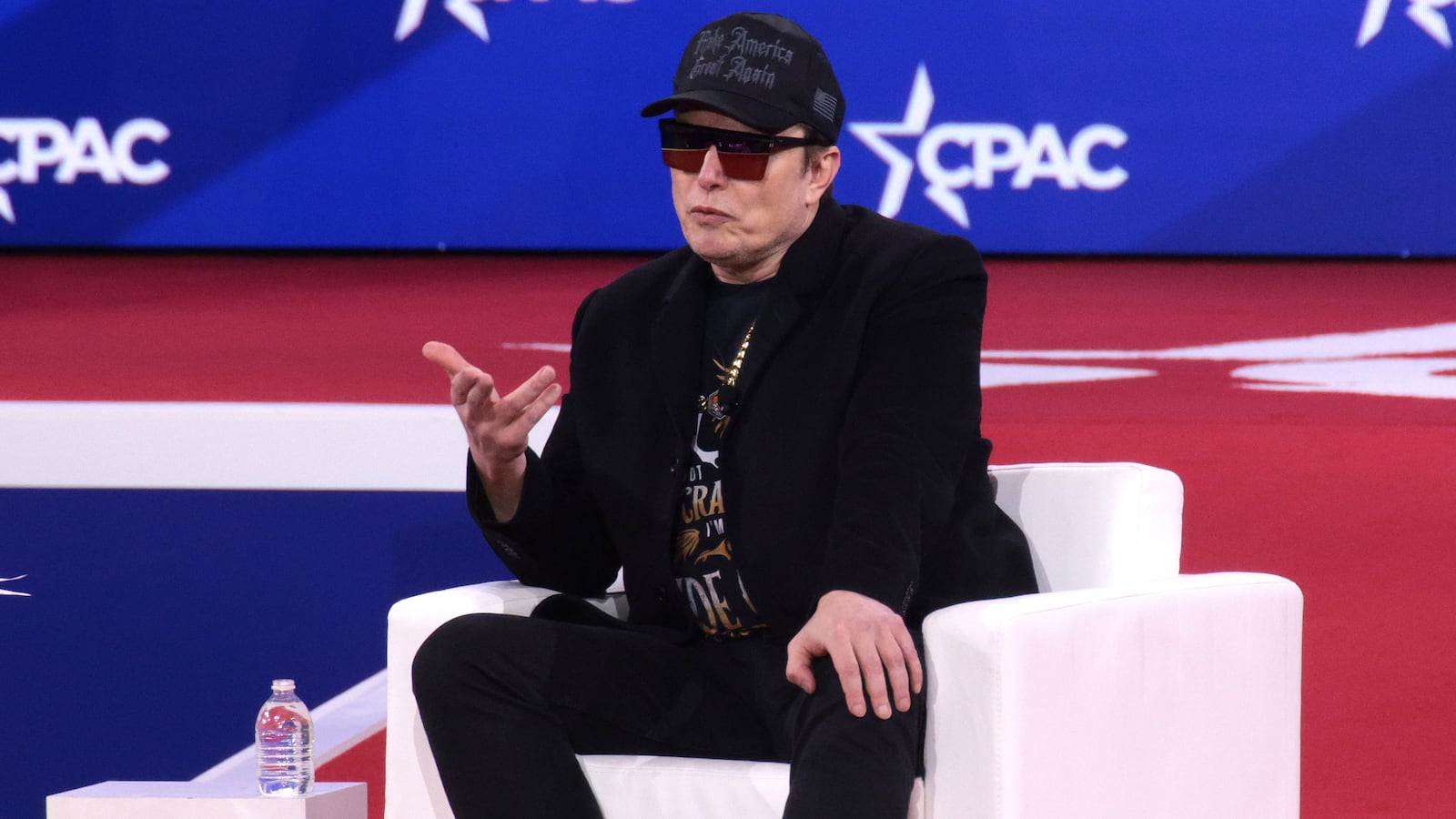 Elon Musk attacked an official in the Department of Defense who dared to criticize his ultimatum ordering federal workers to detail their work accomplishments or face losing their jobs.