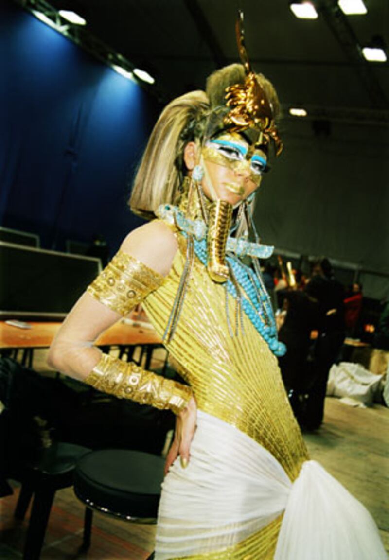 galleries/2009/12/18/backstage-dior/dior-8_peqpju