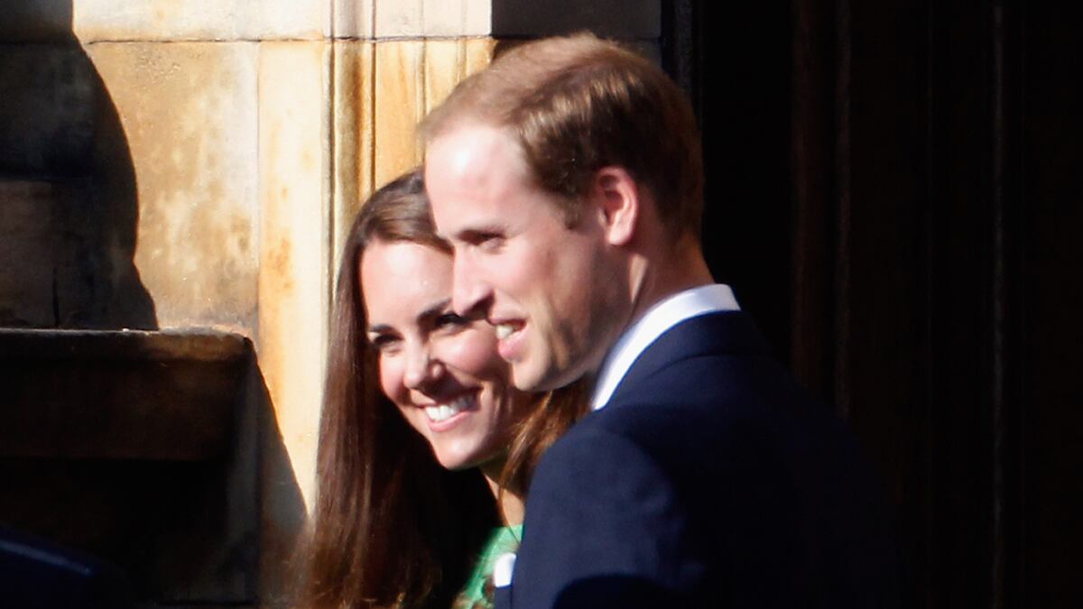 cheats/2011/07/29/prince-william-kate-middleton-and-family-arrive-for-zara-phillips-wedding/kate-prince-william-zara-cheat_op5gig