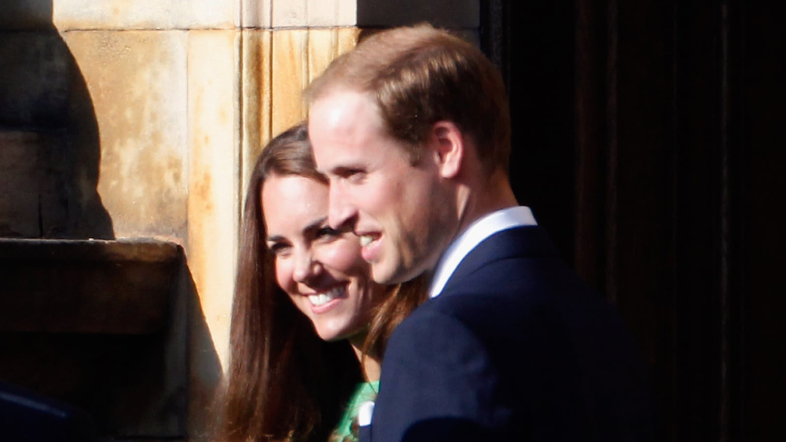 cheats/2011/07/29/prince-william-kate-middleton-and-family-arrive-for-zara-phillips-wedding/kate-prince-william-zara-cheat_op5gig