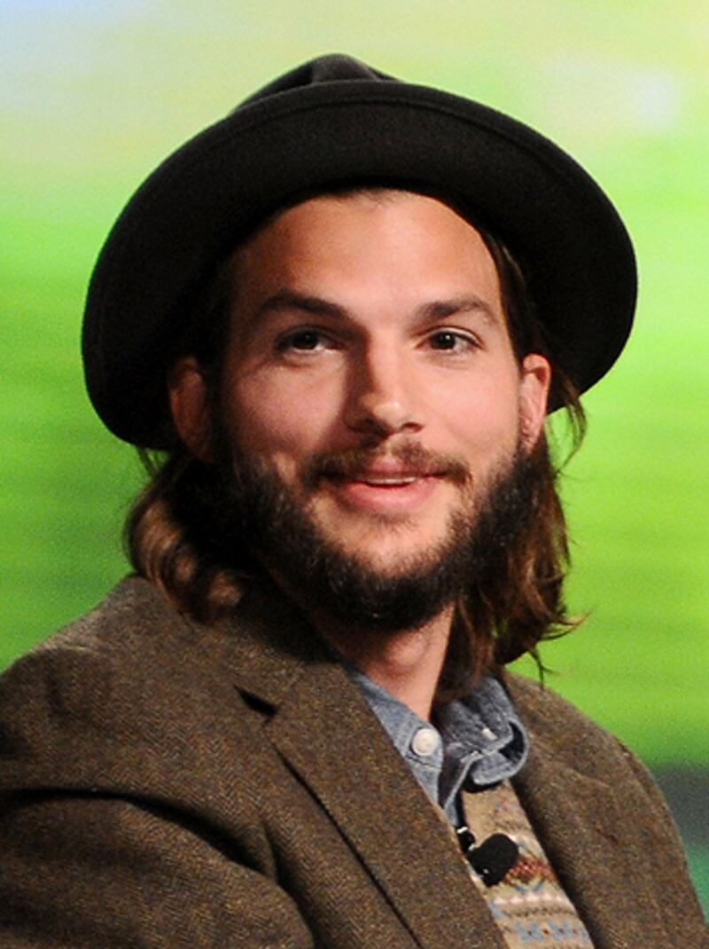 galleries/2011/11/17/ashton-kutcher-franco-harris-and-others-support-joe-paterno-after-his-firing/ashton-kutcher-paterno-supporters_apuqwh