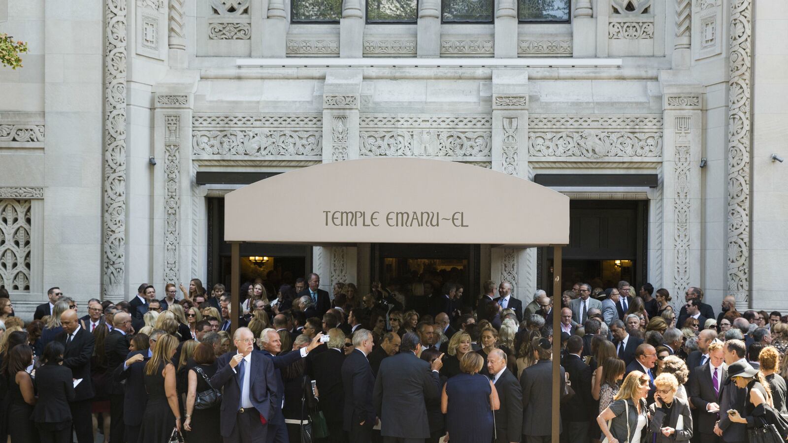 cheats/2014/09/07/stars-gather-for-joan-rivers-funeral/140907-riversfuneral-cheat_fwfsy1