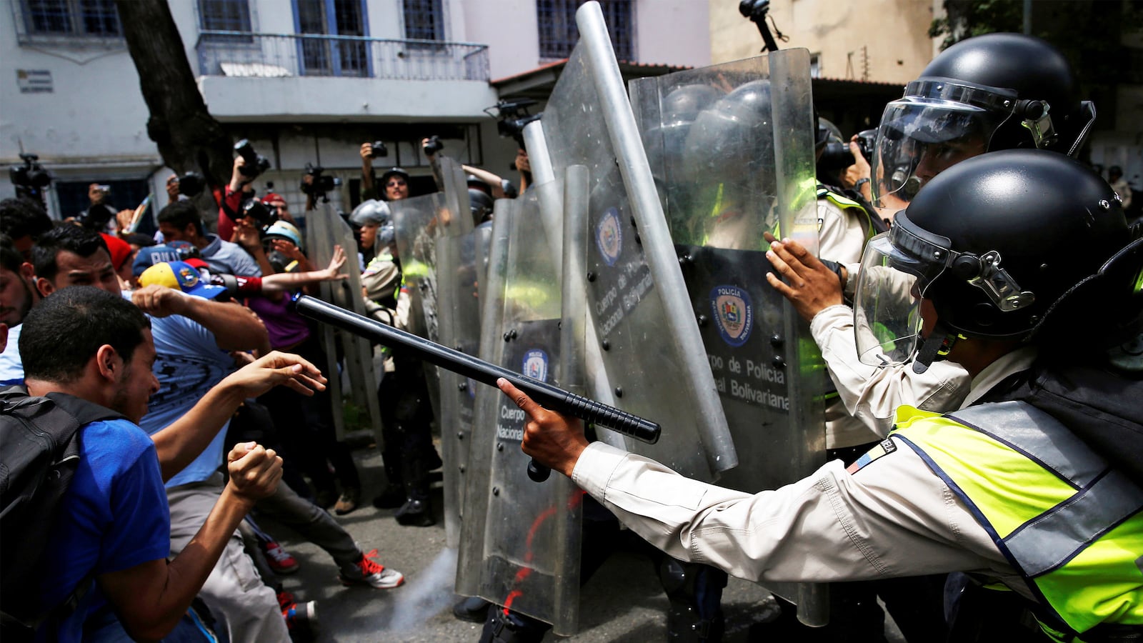 articles/2016/07/11/will-venezuela-s-impotent-supreme-court-lead-to-civil-war/160710-160710-Stolt-Venezuela-Court-Could-Ignite-Civil-War-tease1_s6mfhx