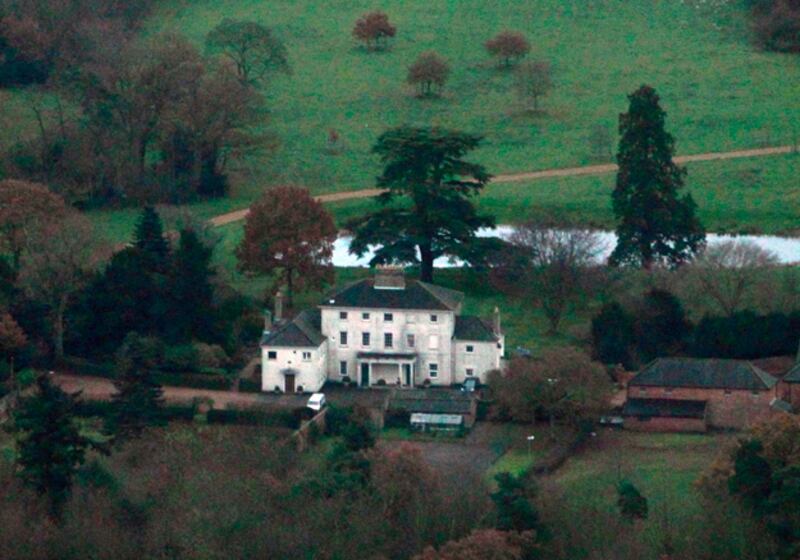 galleries/2010/12/16/gilded-cages/celeb-house-arrest---julian-assange_rec0jw