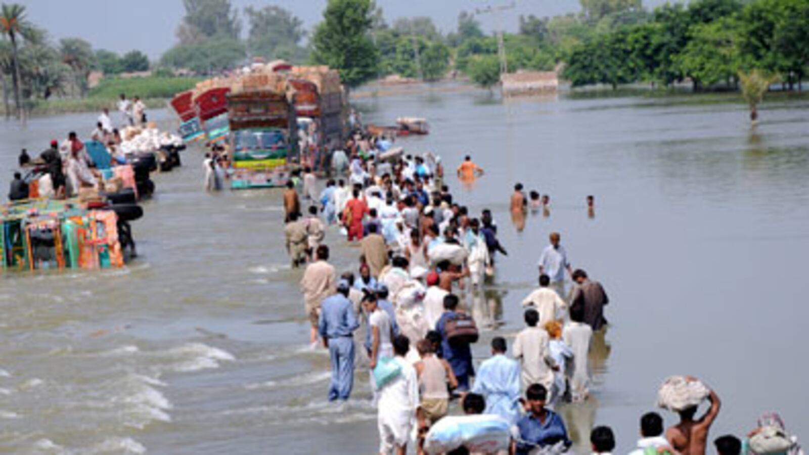 cheats/2010/08/21/pakistanis-flee-bursting-dam/pakistan-dam-burst_rv2yu8