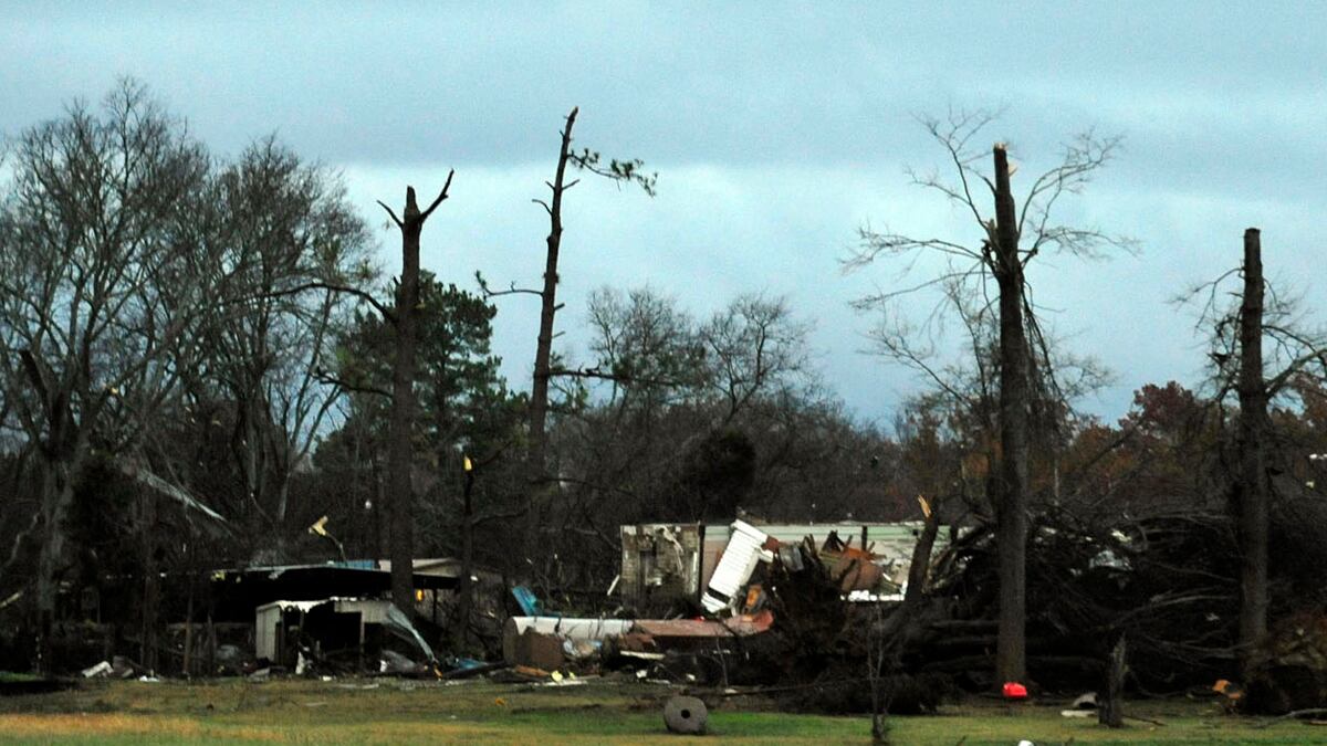 cheats/2011/11/17/southern-storms-kill-6-injure-dozens/deadly-storm-south-carolina-cheat_jgbtem