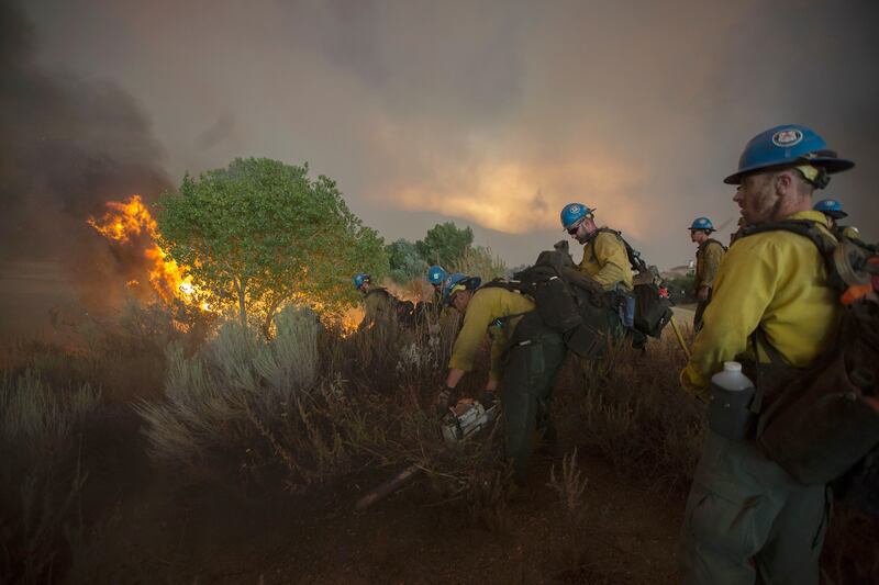 galleries/2016/07/25/gigantic-wildfire-rages-near-los-angeles-photos/160724-california-wildfire-photo-6_kamhuj