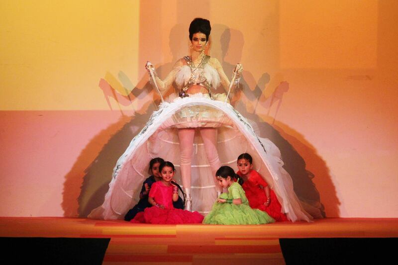 articles/2013/01/24/jean-paul-gaultier-s-nutcracker-inspiration-vanity-fair-s-best-dressed-competition/130124-jpg-couture-finale-klassen-tease_vs2wuu