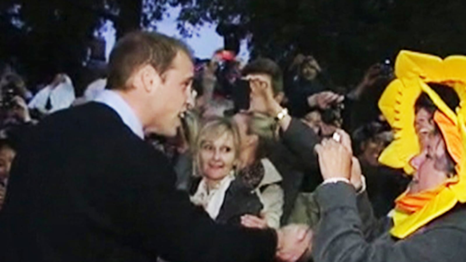 cheats/2011/04/28/royal-wedding-prince-william-and-prince-harry-appear-on-eve-of-ceremony/prince-william-surprises-crowds_176529_pazggt