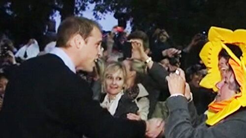 cheats/2011/04/28/royal-wedding-prince-william-and-prince-harry-appear-on-eve-of-ceremony/prince-william-surprises-crowds_176529_pazggt