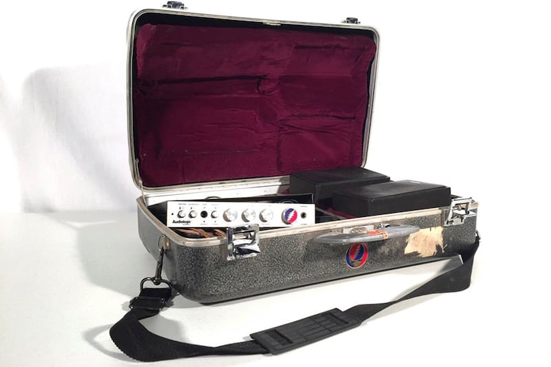 articles/2015/04/10/buy-buy-buy-at-the-big-grateful-dead-auction/150409-joiner-grateful7-embed_xvs39e