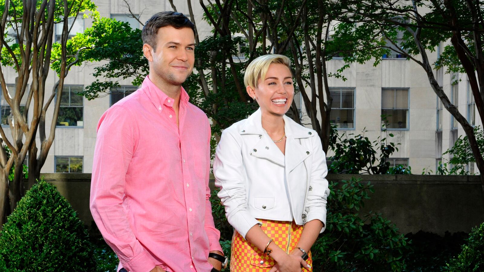 cheats/2013/10/06/miley-cyrus-parodies-shutdown-on-snl/131005-miley-snl-cheat_x39v42