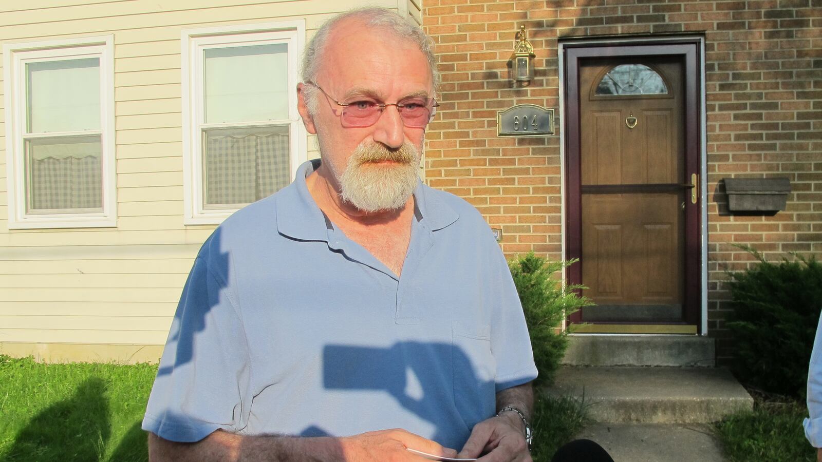cheats/2013/06/12/snowden-s-girlfriend-s-dad-sends-his-love/130612-Jonathan-Mills-cheat_sfu2o5