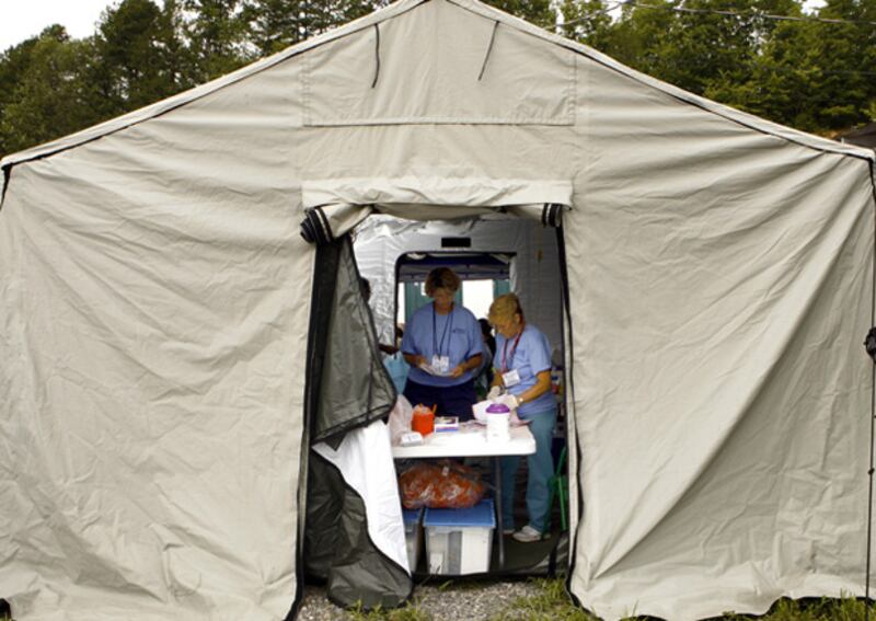 galleries/2009/10/15/inside-a-traveling-health-care-tent-city/allman-healthcare---1_sndavy