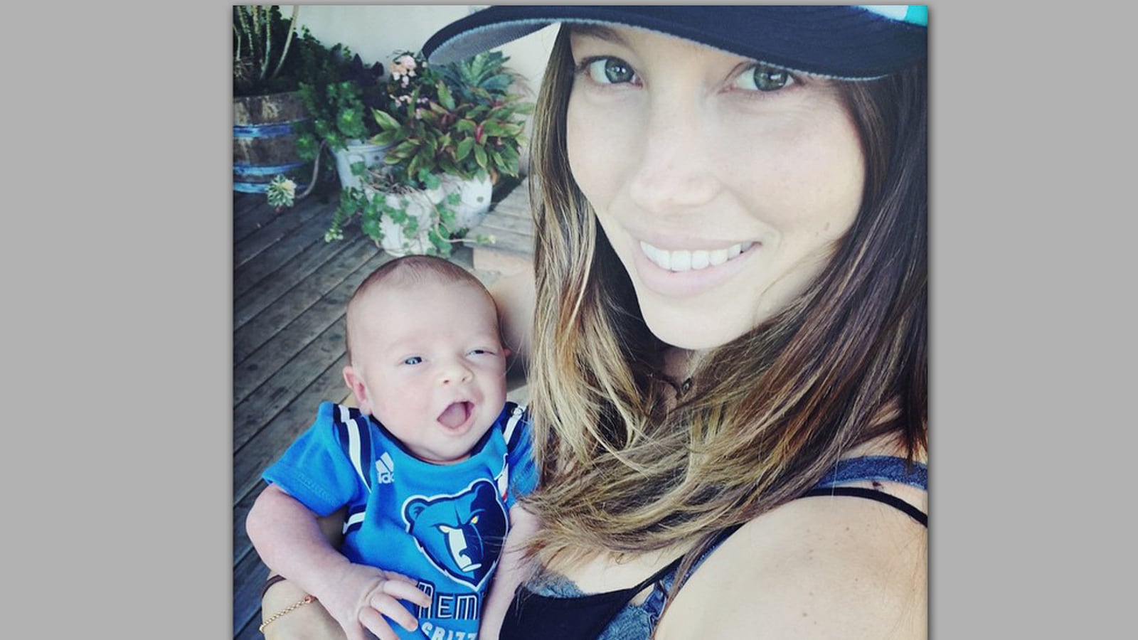 cheats/2015/04/19/justin-timberlake-posts-first-baby-photo/150420-timberlake-baby-cheat_nnwya4