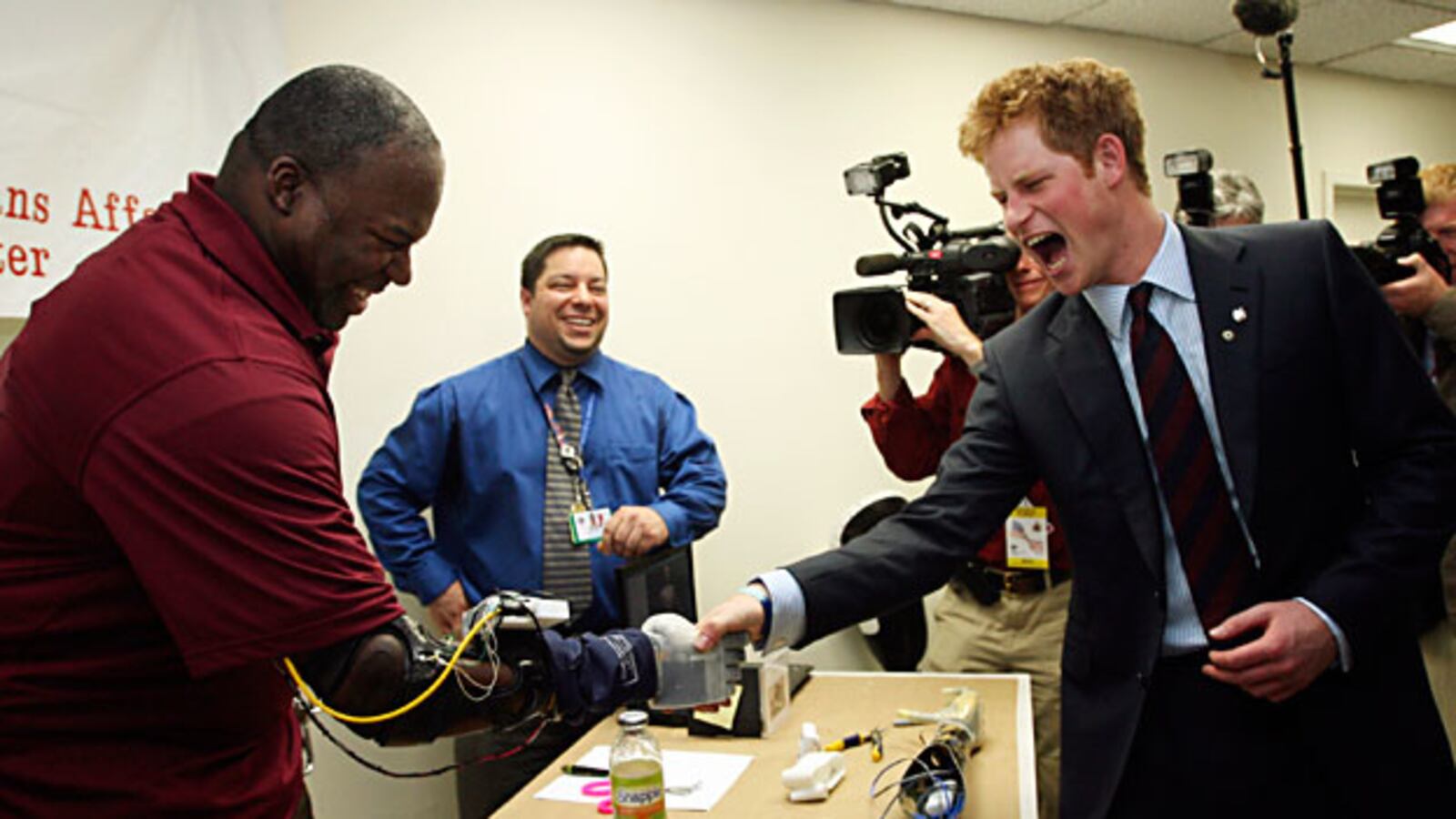 articles/2009/05/28/the-warrior-prince/prince-harry-visits-ny-7_kmibuc