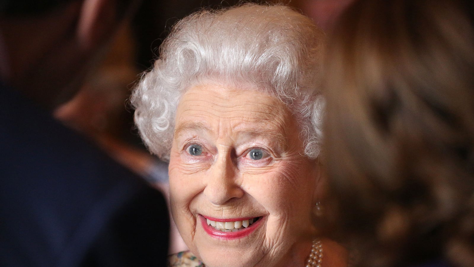 cheats/2013/07/24/queen-meets-the-royal-baby/130724-royal-baby-queen-cheat_qdtme8