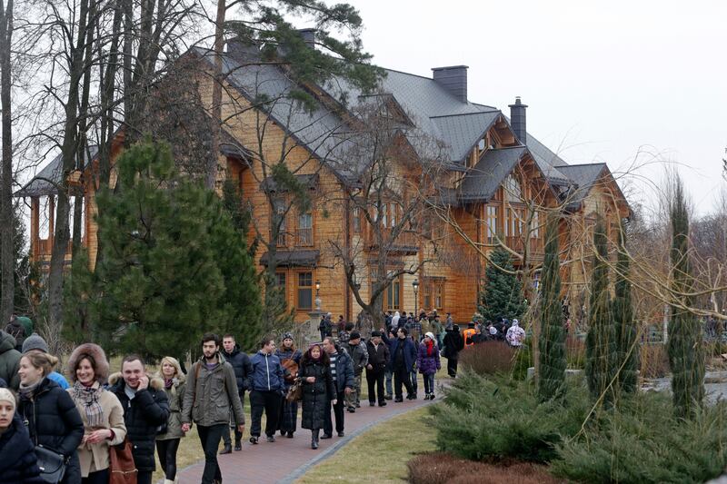 galleries/2014/02/23/inside-yanukovych-s-palace-photos/140223-ukraine-palace5_vj23hu