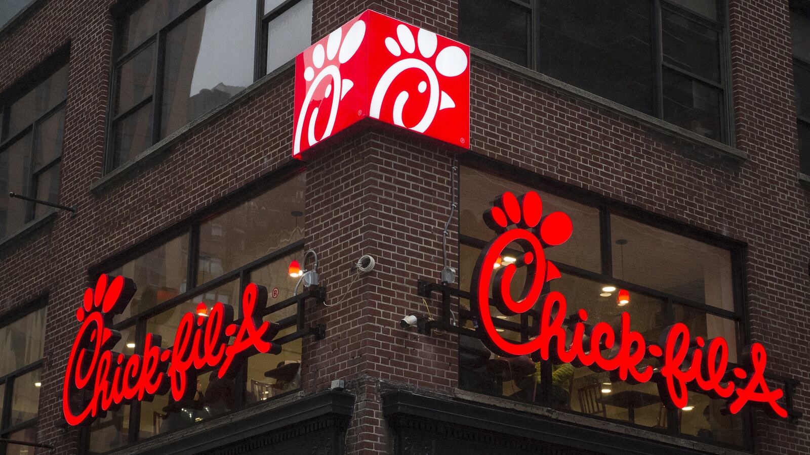 articles/2015/10/04/nyc-gets-a-taste-of-deep-fried-religion-chick-fil-a-opens-in-manhattan/151003-crocker-chick-fil-a-embed1_b0mujw
