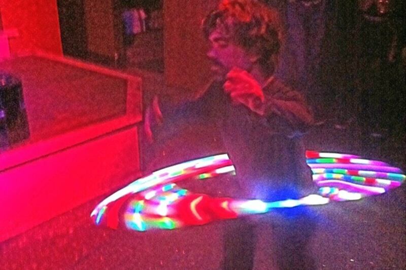 articles/2013/08/22/peter-dinklage-hula-hooping-makes-every-photo-better-from-the-royal-baby-to-justin-bieber/130822-dinklage-tease_ebnkrr
