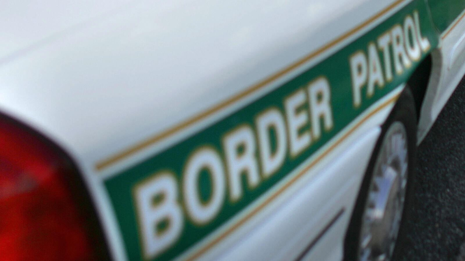 cheats/2013/04/22/car-chased-by-border-patrol-crashes-kills-5/130422-arizona-border-chase-cheat_qkizar