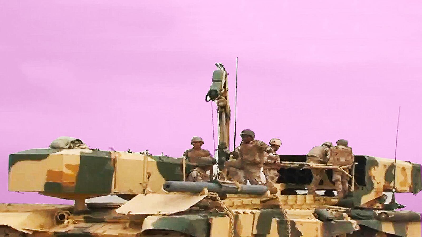 articles/2016/11/01/the-insane-d-i-y-weapons-of-the-isis-war/161031-Axe-ISIS-Weapons-tease-1_h8stvo