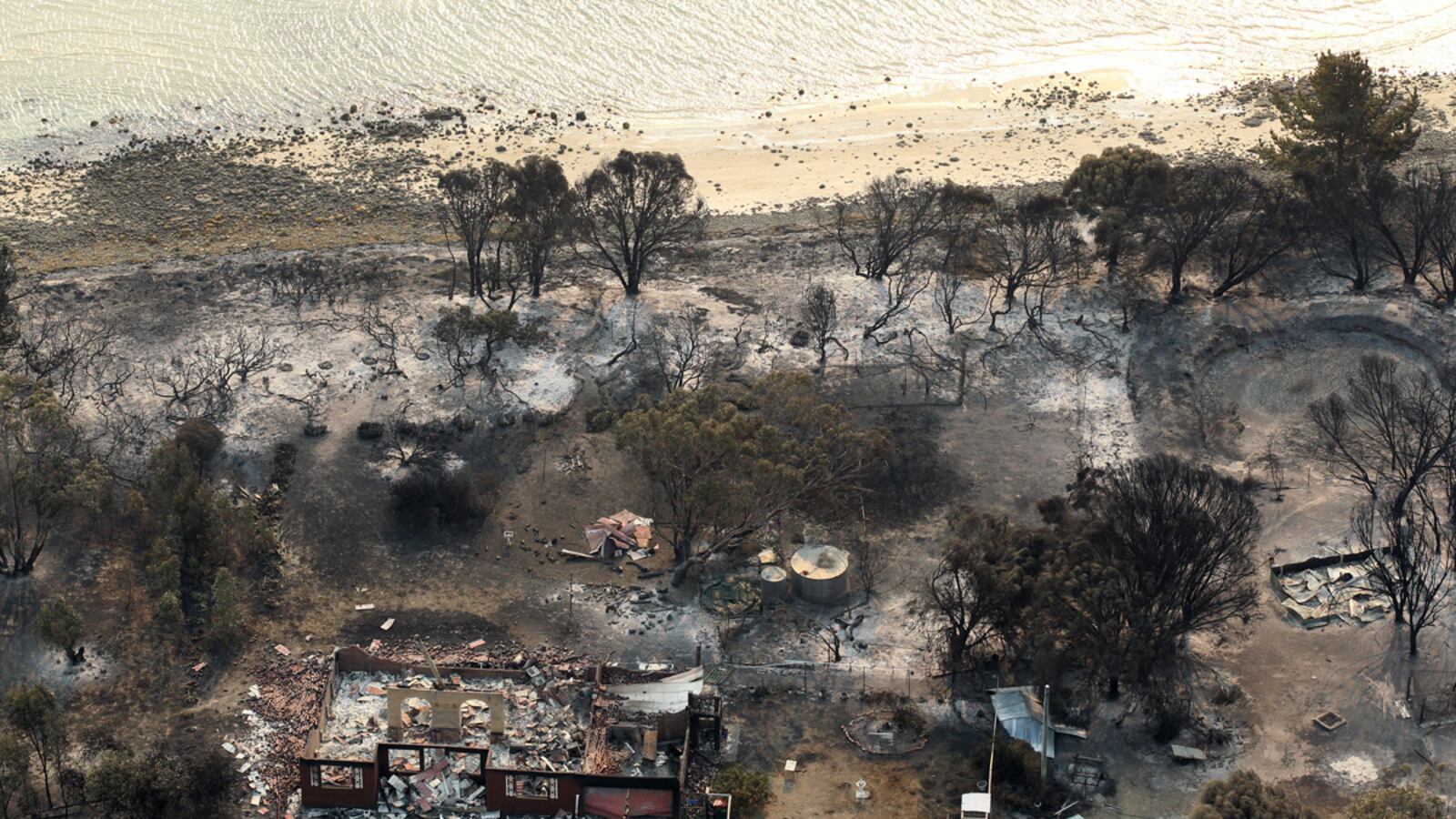 cheats/2013/01/08/catastrophic-fires-hit-australia/austrailia-fire-wales-cheat_xnmkjc