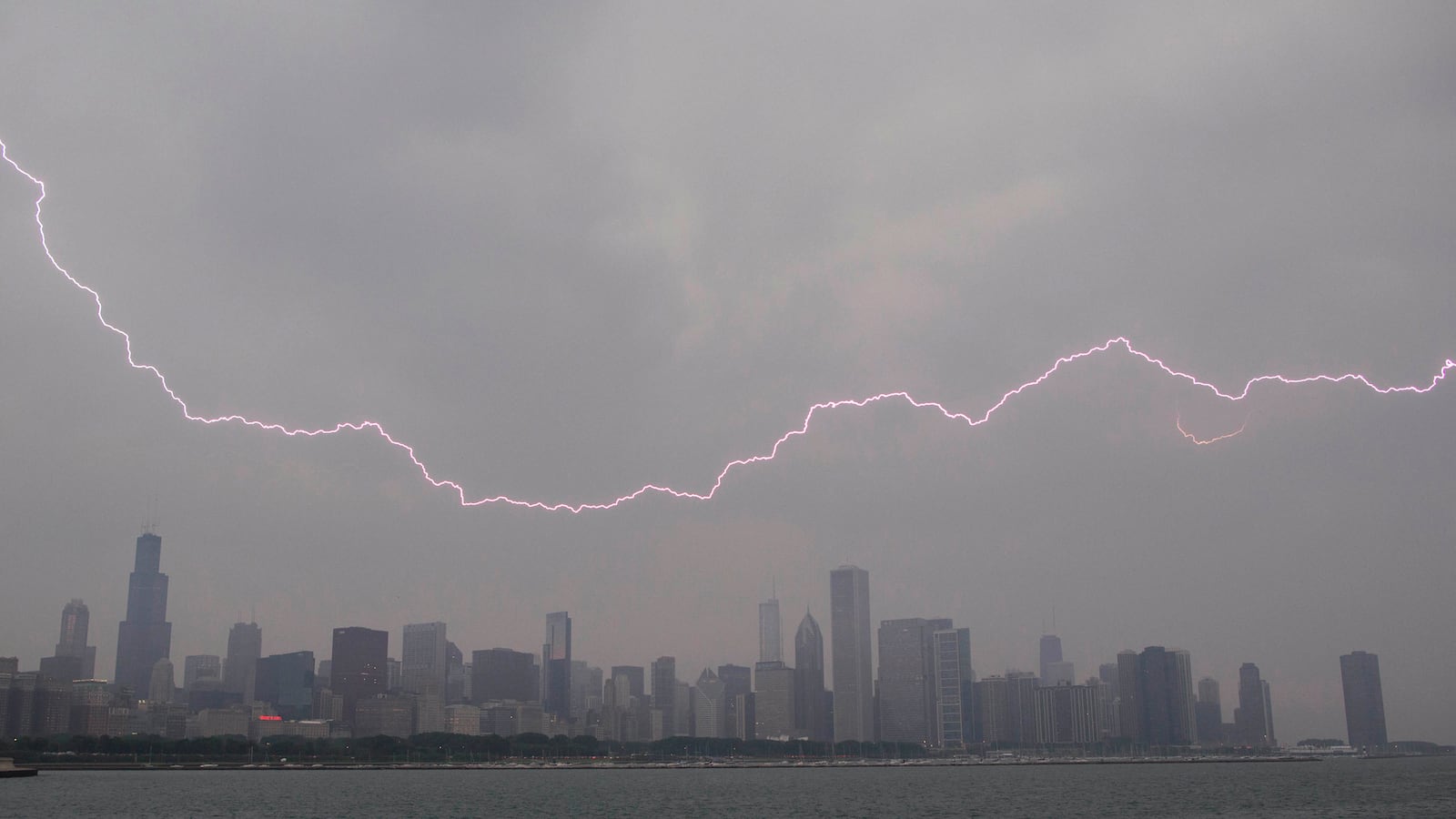 cheats/2013/06/25/heavy-storms-predicted-throughout-u-s/130625-chicago-storms-cheat_e7nntf