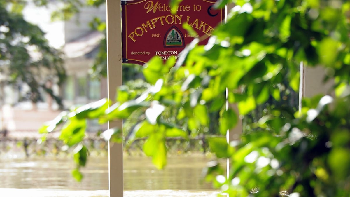 cheats/2011/08/30/floods-sweeps-n-j-man-into-manhole/new-jersey-flooding-cs_w6az4d