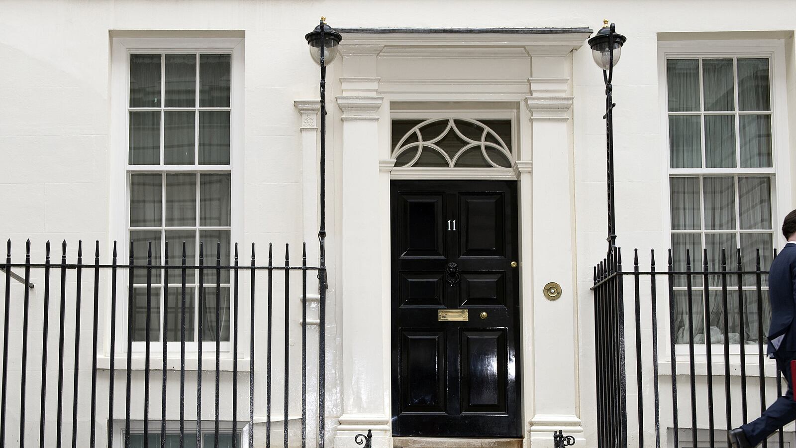 cheats/2013/06/02/daily-mail-sex-scandal-at-no-10/130602-Downing-Street-cheat_vvbmx1