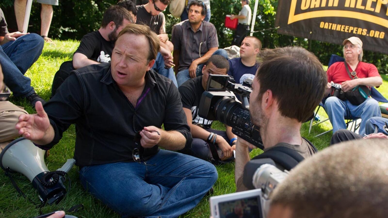 articles/2013/01/08/armed-mafia-are-stalking-us-conspiracy-peddler-alex-jones-melts-down/avlon-alex-jones-piers-tease-embed_t6xckq