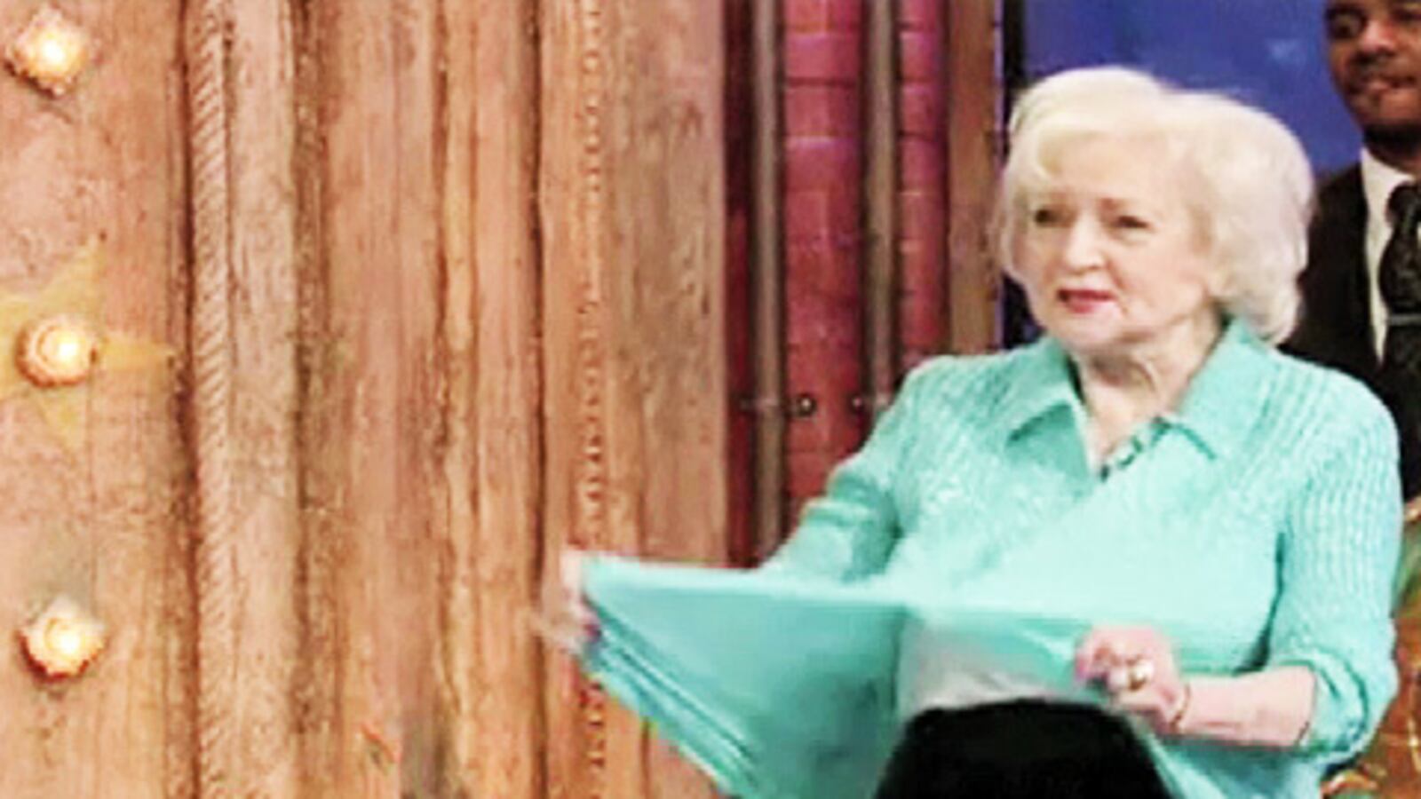 videos/2010/05/07/betty-white-beer-pong-with-jimmy-fallon/fallon-bettywhite-beerpong_wn0kge