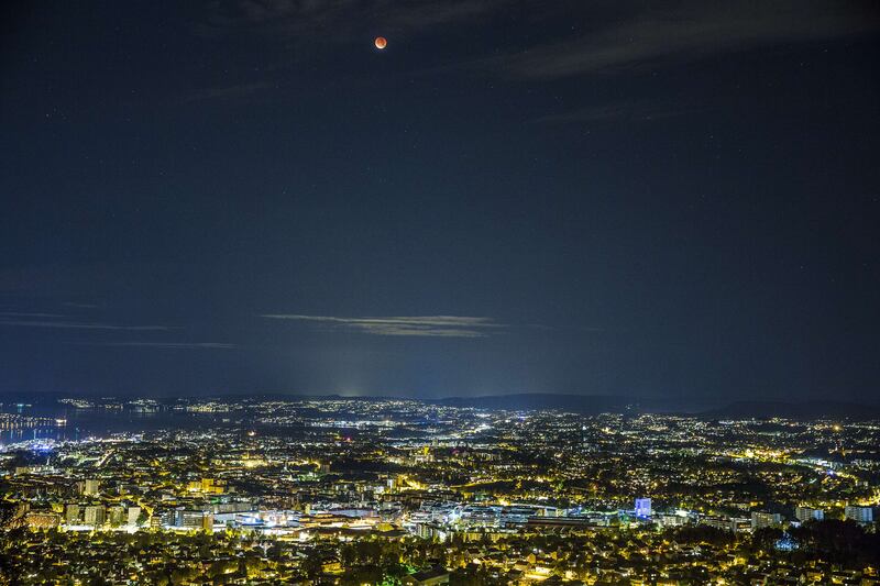 galleries/2015/09/28/rare-super-blood-moon-illuminates-the-world-photos/150928-blood-moon-09_qyxg9e