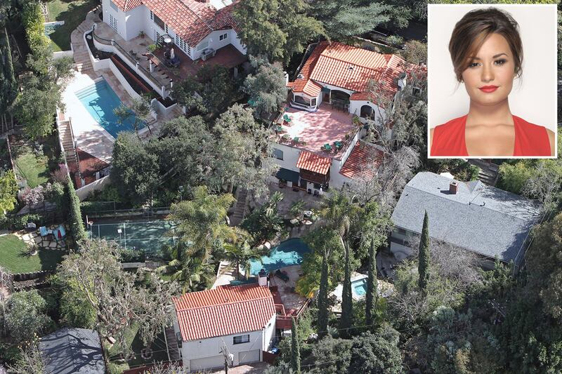 galleries/2011/10/07/frances-bean-cobain-miley-cyrus-and-more-teen-celebs-mansions-photos/teen-mansions-demi-lovato_pdrdnx