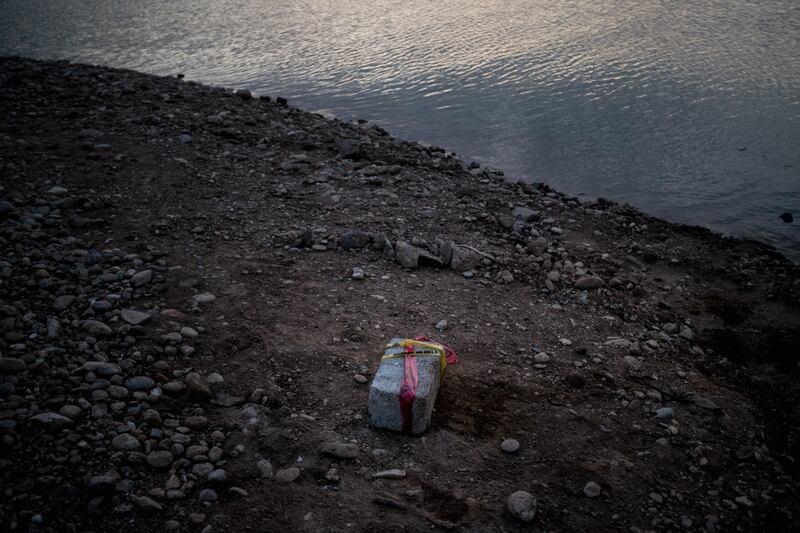 galleries/2015/03/19/uncovering-isis-s-mass-graves/150318-sayman-graves9_e37vi1