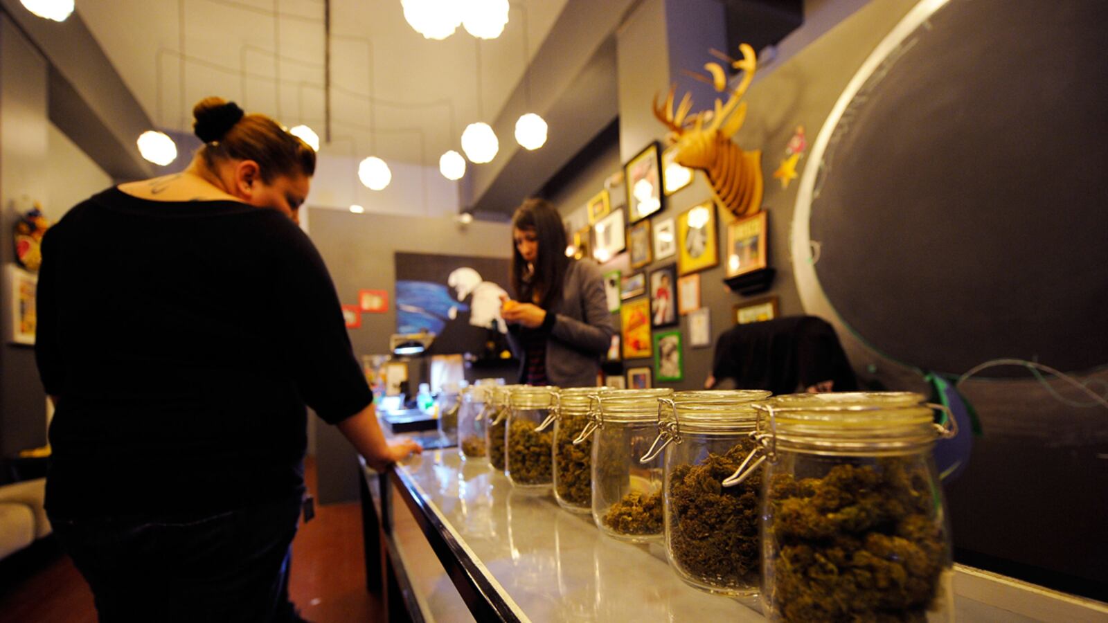 cheats/2011/10/07/feds-crack-down-on-medical-marijuana/medical-marijuana-stores-must-close-california-cs_wfwlxa