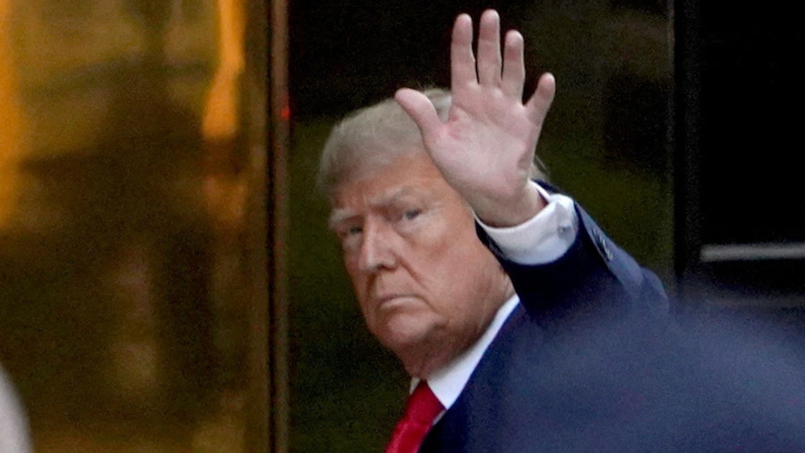 2023-04-13T040431Z_2073470733_RC2870AALK2Y_RTRMADP_3_USA-TRUMP-NEW-YORK-CIVIL_1_tm5tjk