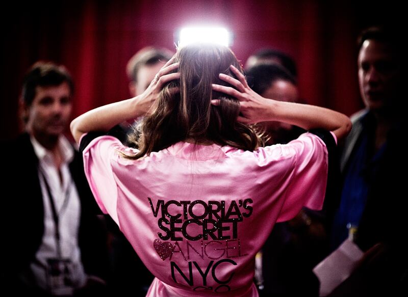 galleries/2010/11/10/victoria-s-secret-angels-photos-on-and-off-the-runway/victoria-secret-backstage---1_wcwjgs